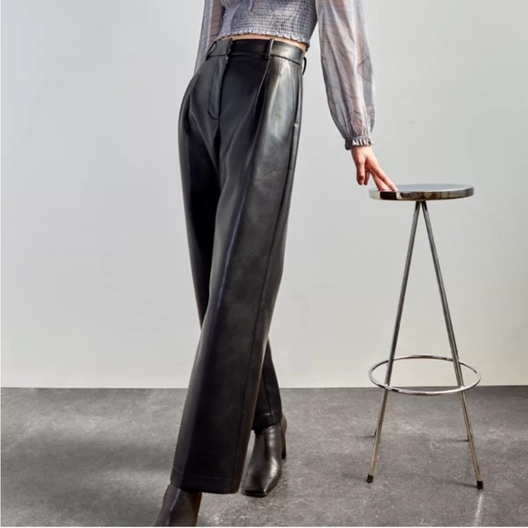 ARITZIA - Effortless Vegan Leather Pleated Pants - Picture 1 of 8
